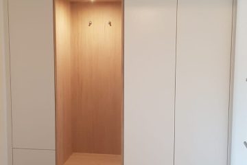 Garderobe mit Sitzplatz beleuchtet